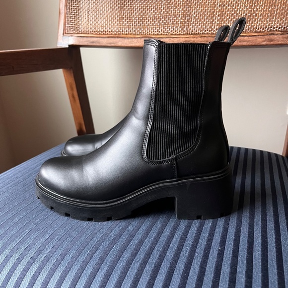 Steve Madden Honored Chelsea Bootie in Black - Picture 3 of 8